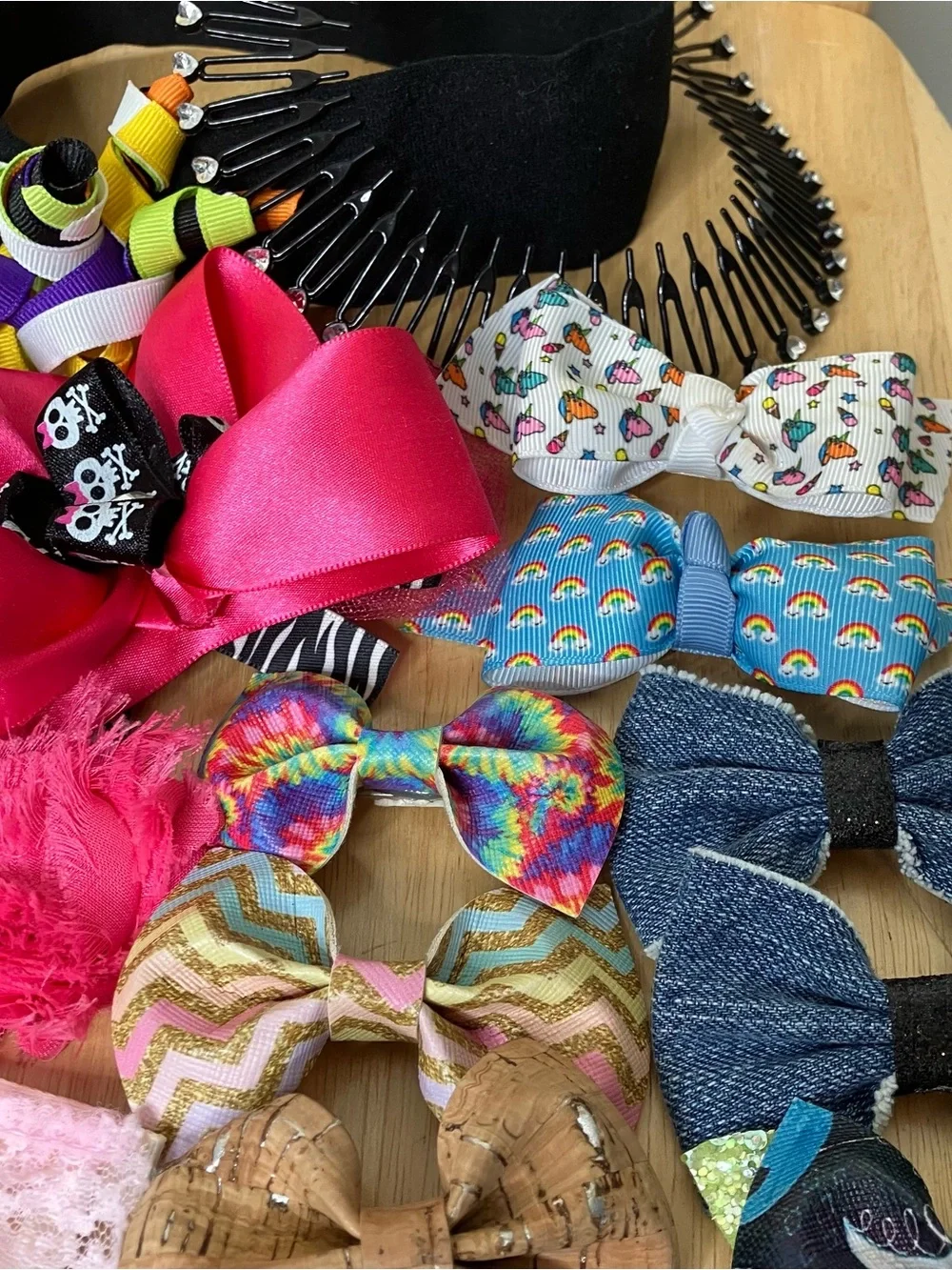 Huge bundle of girls hair bows and clips